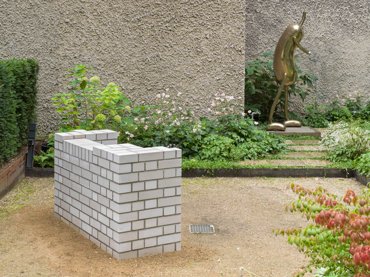 Mauerwerk als Kunst – im Garten der König-Galerie