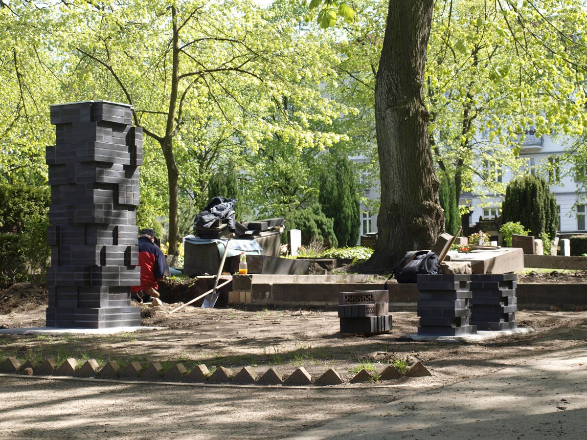 Mauerwerksstele auf dem Aids Gemeinschaftsgrab Berlin-Schöneberg